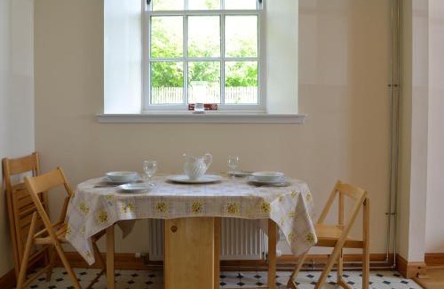 Laurencekirk House | Pet-Friendly Grey Granite: Guest Rated 10/10 for Families
