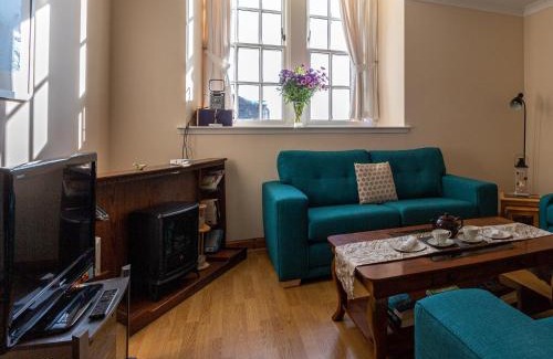 Laurencekirk House | Pet-Friendly Grey Granite: Guest Rated 10/10 for Families