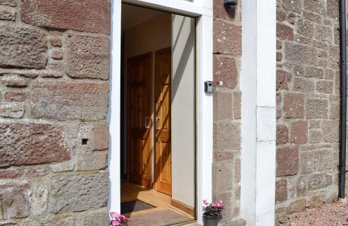 Laurencekirk House | Pet-Friendly Grey Granite: Guest Rated 10/10 for Families