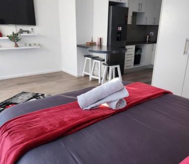 Durbanville House | Comfortable Grey House: Self-Catering & No Load Shedding