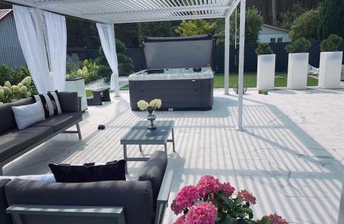 Morzyczyn Villa | Relax at Grey House Miedwie: Oceanfront Retreat with Spa