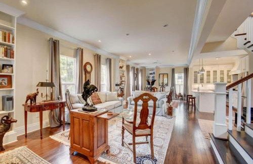 Grandview Heights House | Modern 3-Bedroom Retreat on a Serene Street, Rated 9/10