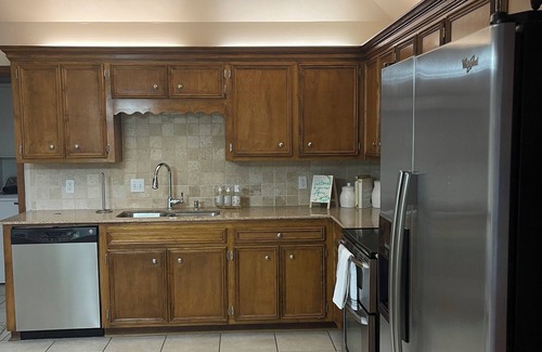 Bossier City House | Relaxing Grey New Getaway with Spa & Hot Tub Access