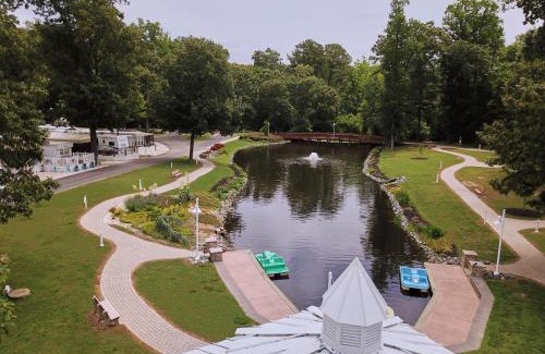 Topping House | Guest Rated 10/10: Grey's Point Camp Cottage 7 with Pool