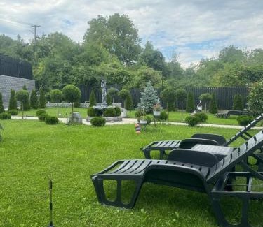 Calimanesti House | Ideal Grey Villas: Family-Friendly with Pool & Hot Tub