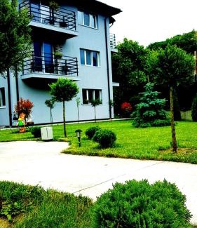 Calimanesti House | Ideal Grey Villas: Family-Friendly with Pool & Hot Tub