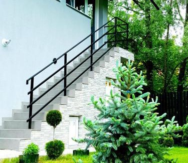 Calimanesti House | Ideal Grey Villas: Family-Friendly with Pool & Hot Tub