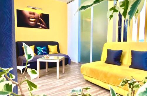 Vinnytsya Apartment | Guest Rated 9.3: Family-Friendly Grey&Yellow на Коцюбинського