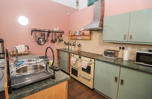 Barnsley Cottage | Discover Greyhound Barn: Family-Friendly & Pet Welcoming