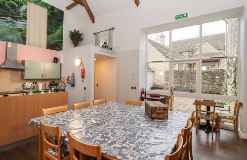Barnsley Cottage | Discover Greyhound Barn: Family-Friendly & Pet Welcoming
