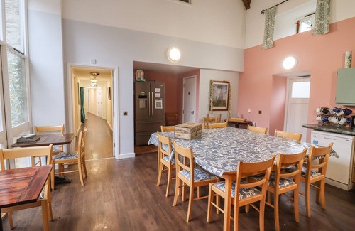 Barnsley Cottage | Discover Greyhound Barn: Family-Friendly & Pet Welcoming