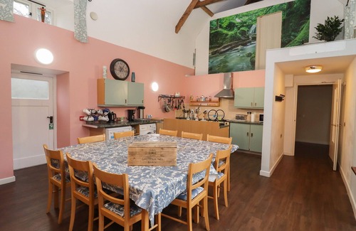 Barnsley Cottage | Discover Greyhound Barn: Family-Friendly & Pet Welcoming