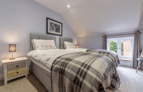 Sculthorpe House | Guest Rated 10/10: Greyhound Cottage, Pet & Child Friendly