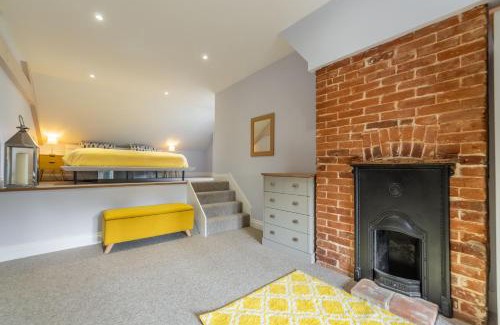 Sculthorpe House | Guest Rated 10/10: Greyhound Cottage, Pet & Child Friendly