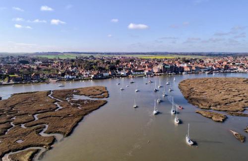 Sculthorpe House | Guest Rated 10/10: Greyhound Cottage, Pet & Child Friendly