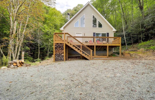 Elk Park Cottage | Greystone Creekside Cabin: Ideal for Hiking and Fishing!
