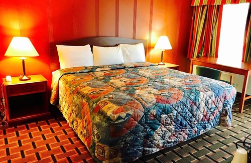Hillsboro Hotel | Budget-Friendly Greystone Motel with Family & Pet Amenities