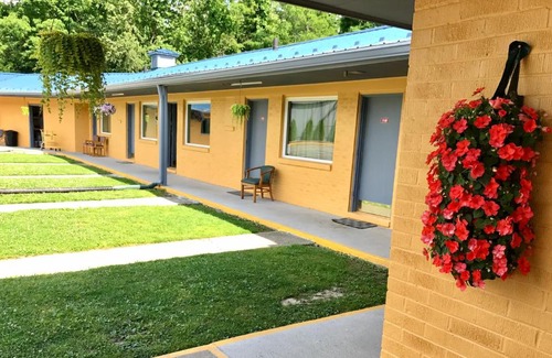 Hillsboro Hotel | Budget-Friendly Greystone Motel with Family & Pet Amenities