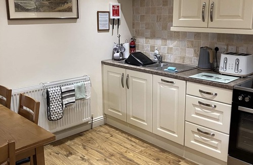 Milnthorpe Cottage | Pet-Friendly Greystones with Beautiful Garden in Milnthorpe