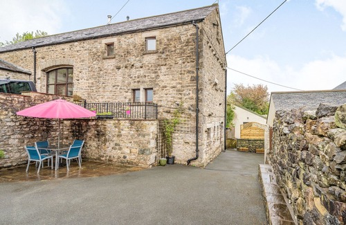 Milnthorpe Cottage | Pet-Friendly Greystones with Beautiful Garden in Milnthorpe