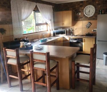 Leeupoort Apartment | Cozy Greywie se Boshuisie with Pool and Hot Tub Amenities