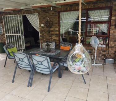 Leeupoort Apartment | Cozy Greywie se Boshuisie with Pool and Hot Tub Amenities