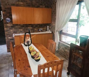 Leeupoort Apartment | Cozy Greywie se Boshuisie with Pool and Hot Tub Amenities