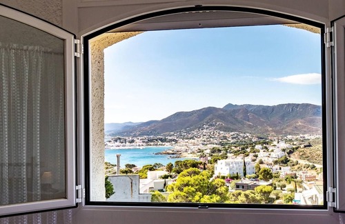 Llanca Apartment | Grifeu 11: Terrace Apartment with Breathtaking Sea Views