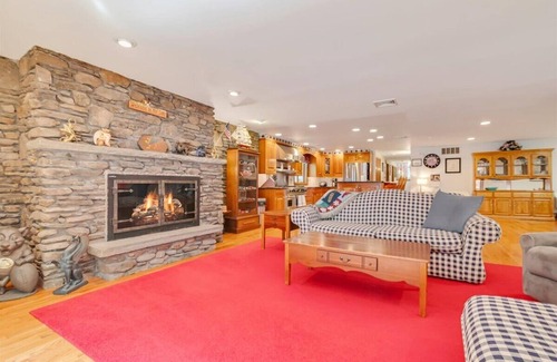 White Mills House | Griffin Lakefront Cottage: Private Dock & Scenic Views