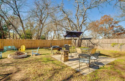 Granbury House | Grills, Fire Pit and Yard Central Granbury Home!