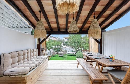 Port Grimaud House | Experience Family-Friendly Comfort at Grimaud 4 Vents Hotel
