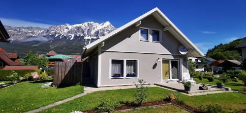Niederoeblarn House | Pet-Friendly Grimming View with a 9.5/10 Guest Rating