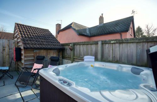 Woodbury House | Grindle Cottage: Pet-Friendly Retreat with 9/10 Guest Rating