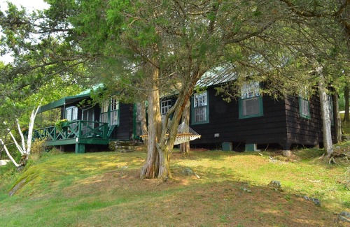 Grenell House | Idyllic Grindstone Island Lodge: Waterfront Retreat & Amenities