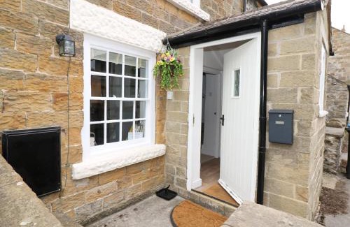 Great Longstone House | Gritstone Cottage: Pet-Friendly Getaway with 9.1 Rating