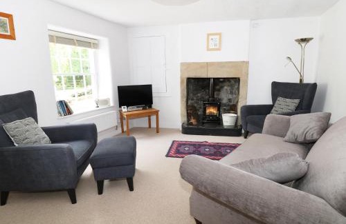Great Longstone House | Gritstone Cottage: Pet-Friendly Getaway with 9.1 Rating