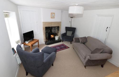 Great Longstone House | Gritstone Cottage: Pet-Friendly Getaway with 9.1 Rating