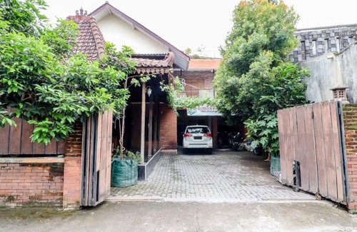 Sleman House | Budget-Friendly Griya Batik D'santoso with Family Amenities
