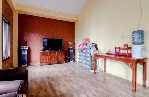 Sleman House | Budget-Friendly Griya Batik D'santoso with Family Amenities