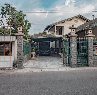 Laweyan House | Inviting Griyo Kiswo Vacation Home: Family-Friendly Retreat