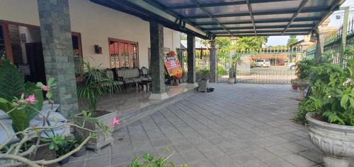 Laweyan House | Inviting Griyo Kiswo Vacation Home: Family-Friendly Retreat