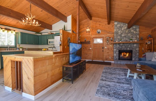 Green Valley Lake Cabin | Grizzly Cabin: Lake Views & Trails Await You!