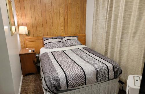 Swan Hills Hotel | Grizzly Motel: Family-Friendly Stay with Kitchen Amenities