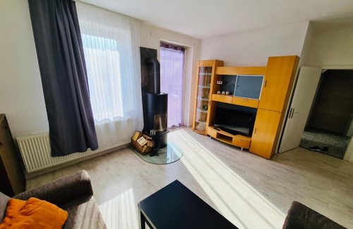 Kaufbeuren Apartment | Inviting 3-Room Apartment with Garden and Fireplace for Groups