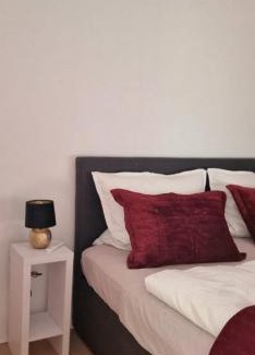Daberstedt Apartment | Comfortable 4-Bedroom Apartment near City Park with Terrace