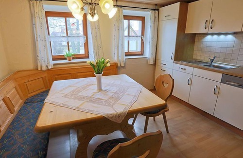 Hottingen Apartment | Family-Friendly FeWo with Kitchen & Breakfast Included