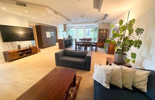Schwarza Apartment | Relax in Comfort with Whirlpool, Netflix & Ocean Views