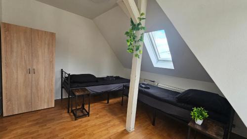 Loehne Apartment | Spacious 5-Room Apartment with Parking near A2 & A30