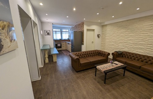Marienfelde Apartment | Spacious 5-Bedroom Retreat with Spa and Hot Tub Access