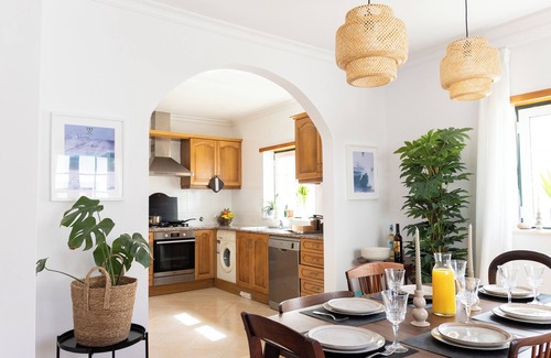 Vila do Bispo House | Inviting Retreat with Sunny Rooftop & Ocean View in Prime Spot